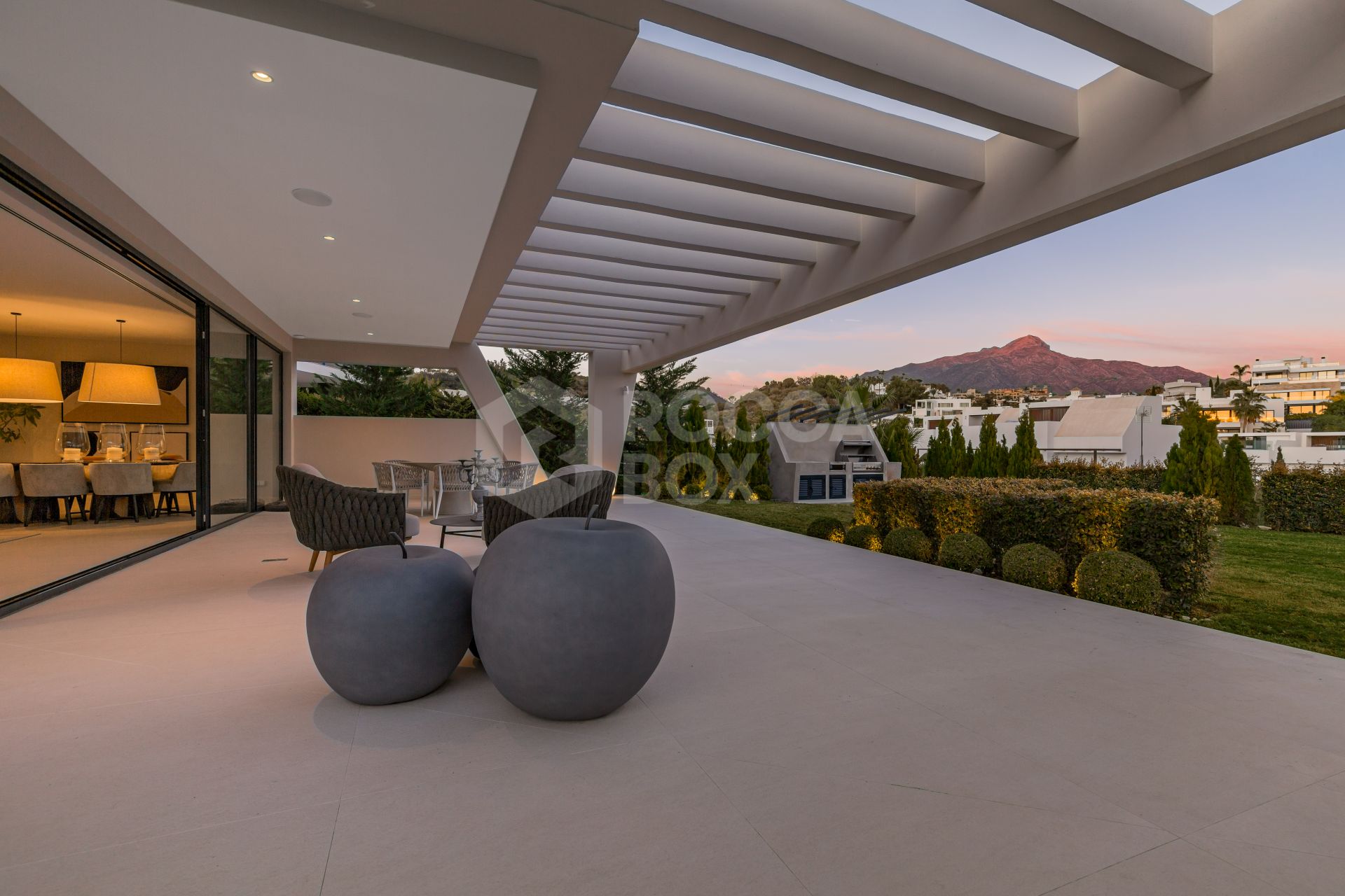 This outstanding contemporary masterpiece is situated in Nueva Andalucia, just 700m from the club house of Los Naranjos and 5kms from Puerto Banus with wide range of amenities.