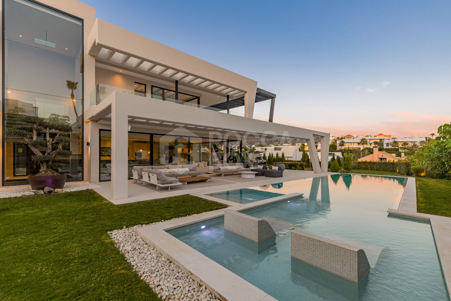 This outstanding contemporary masterpiece is situated in Nueva Andalucia, just 700m from the club house of Los Naranjos and 5kms from Puerto Banus with wide range of amenities.