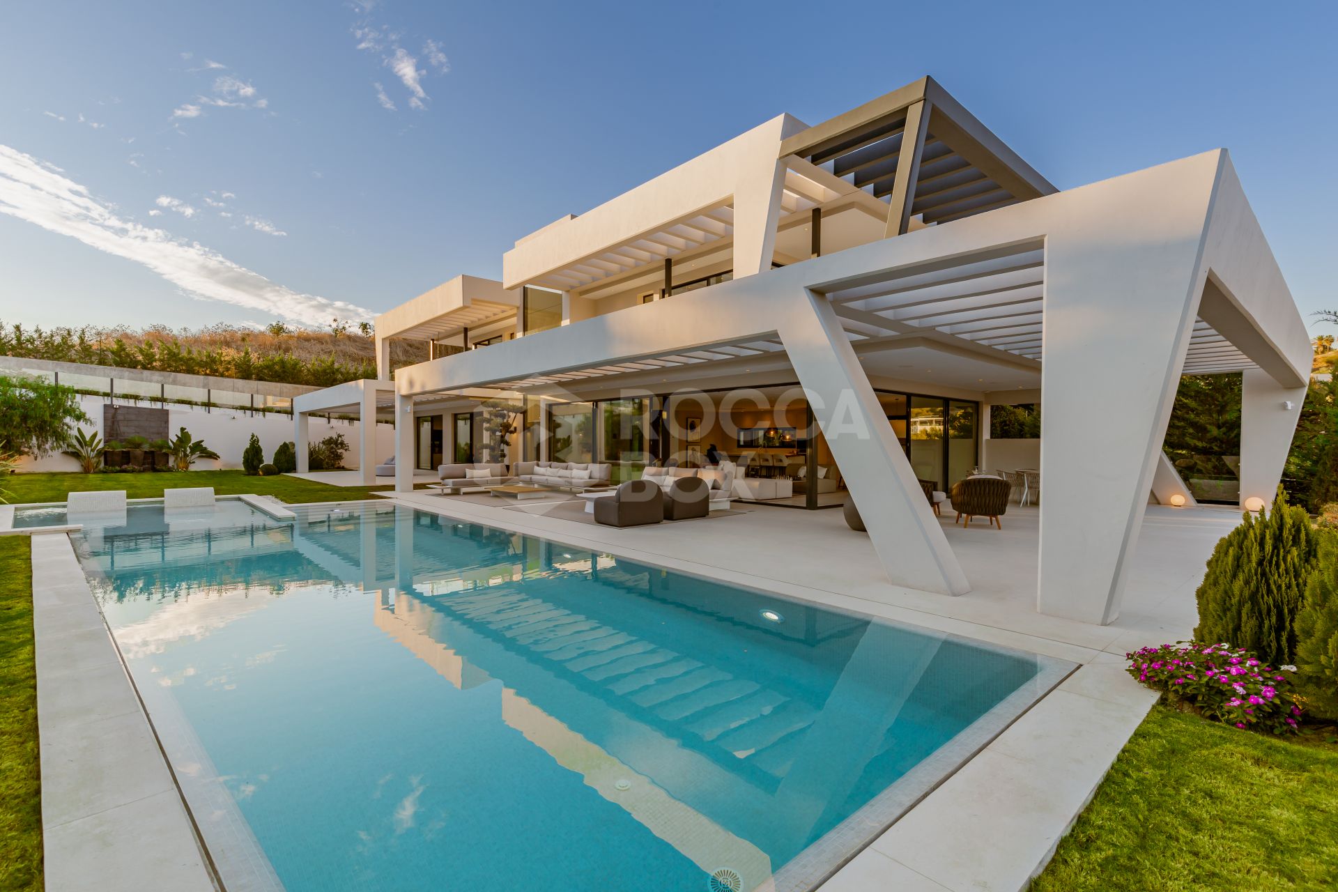 This outstanding contemporary masterpiece is situated in Nueva Andalucia, just 700m from the club house of Los Naranjos and 5kms from Puerto Banus with wide range of amenities.