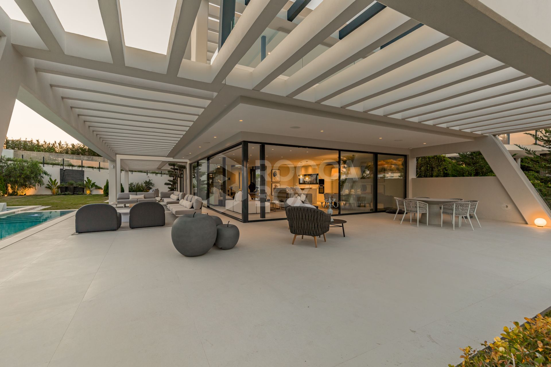 This outstanding contemporary masterpiece is situated in Nueva Andalucia, just 700m from the club house of Los Naranjos and 5kms from Puerto Banus with wide range of amenities.