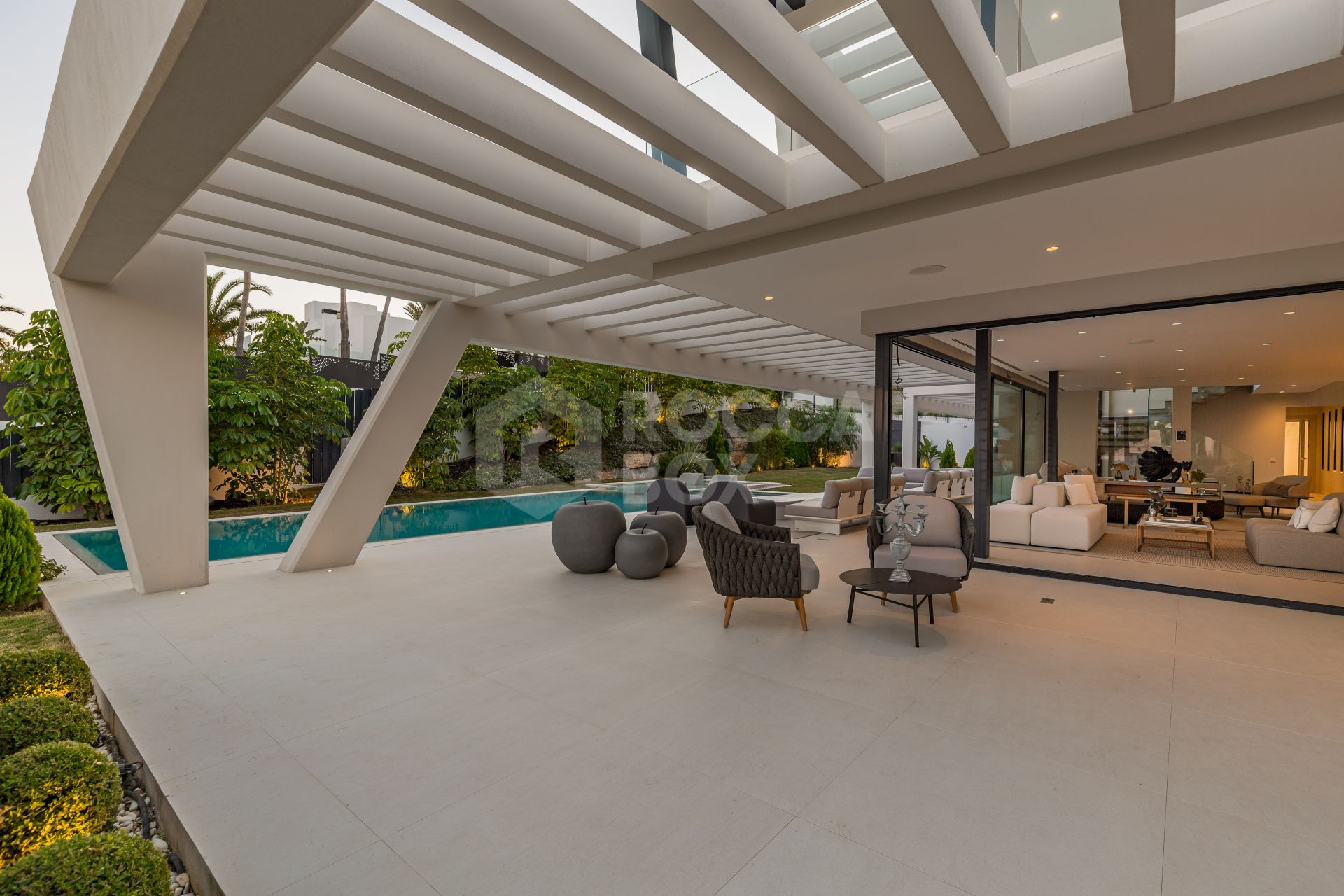 This outstanding contemporary masterpiece is situated in Nueva Andalucia, just 700m from the club house of Los Naranjos and 5kms from Puerto Banus with wide range of amenities.