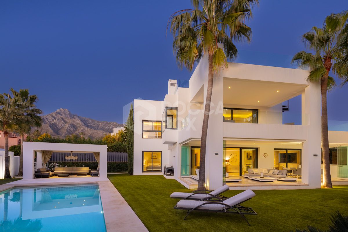 Exquisite Modern Villa in Altos de Puente Romano
