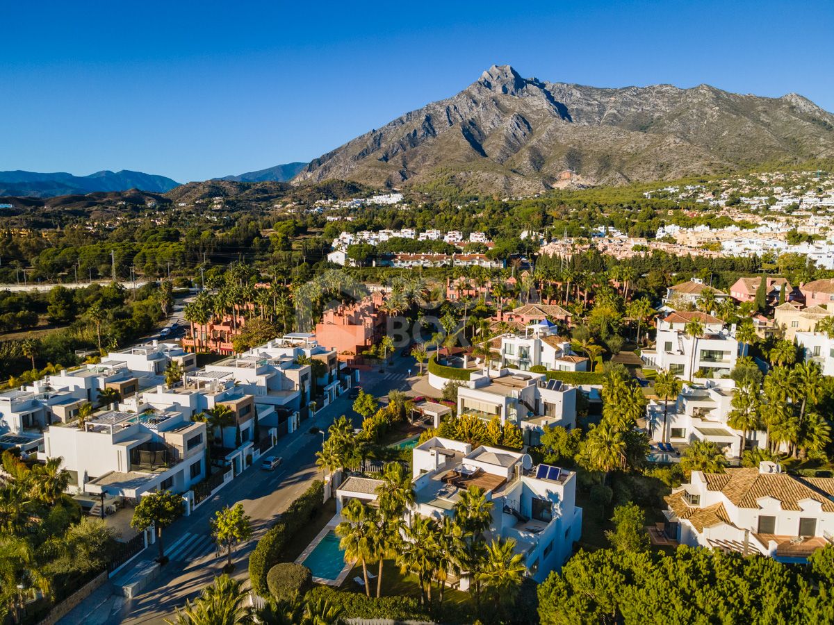 Exquisite Modern Villa in Altos de Puente Romano