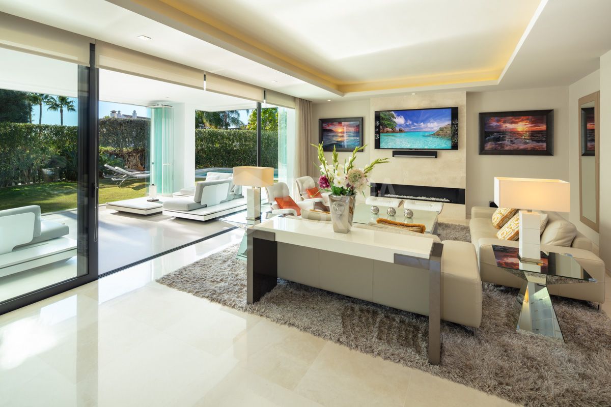 Exquisite Modern Villa in Altos de Puente Romano