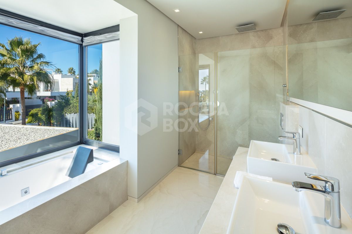 Exquisite Modern Villa in Altos de Puente Romano