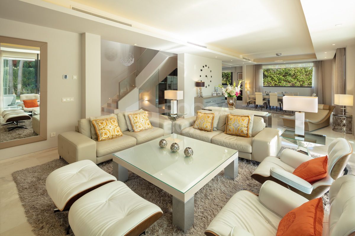 Exquisite Modern Villa in Altos de Puente Romano