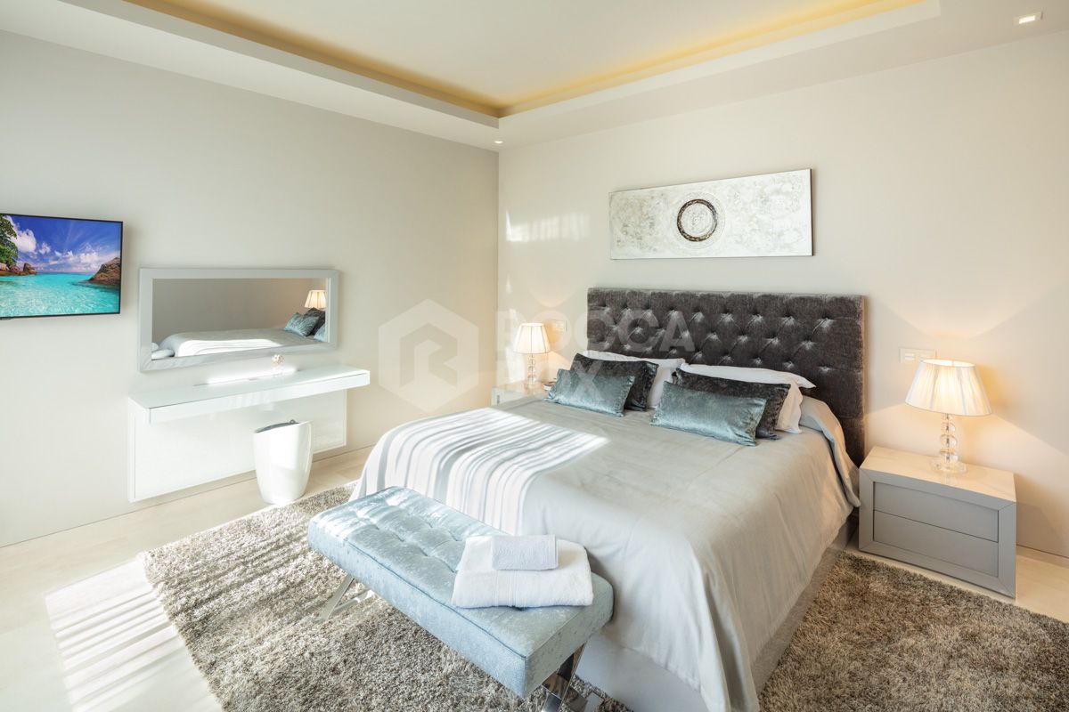 Exquisite Modern Villa in Altos de Puente Romano