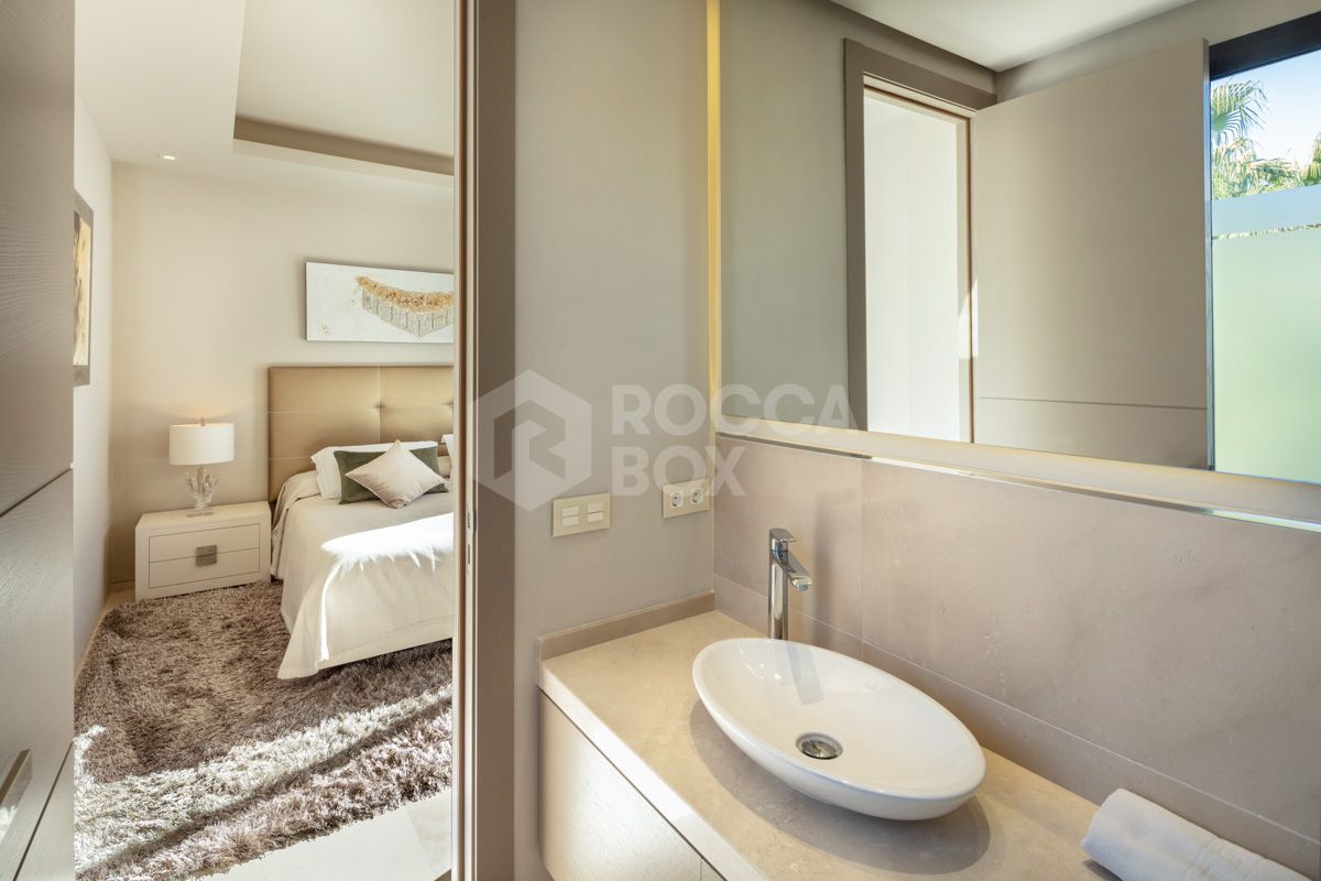 Exquisite Modern Villa in Altos de Puente Romano