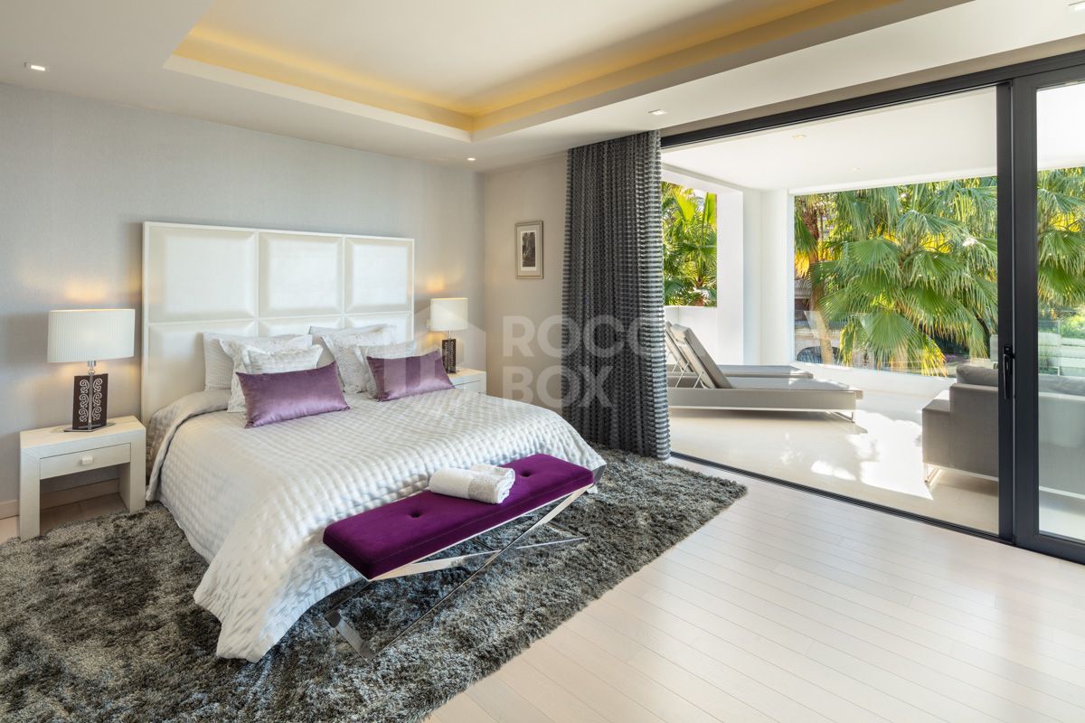 Exquisite Modern Villa in Altos de Puente Romano