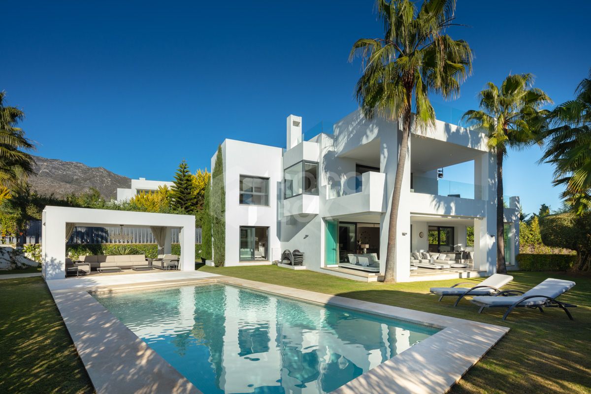 Exquisite Modern Villa in Altos de Puente Romano