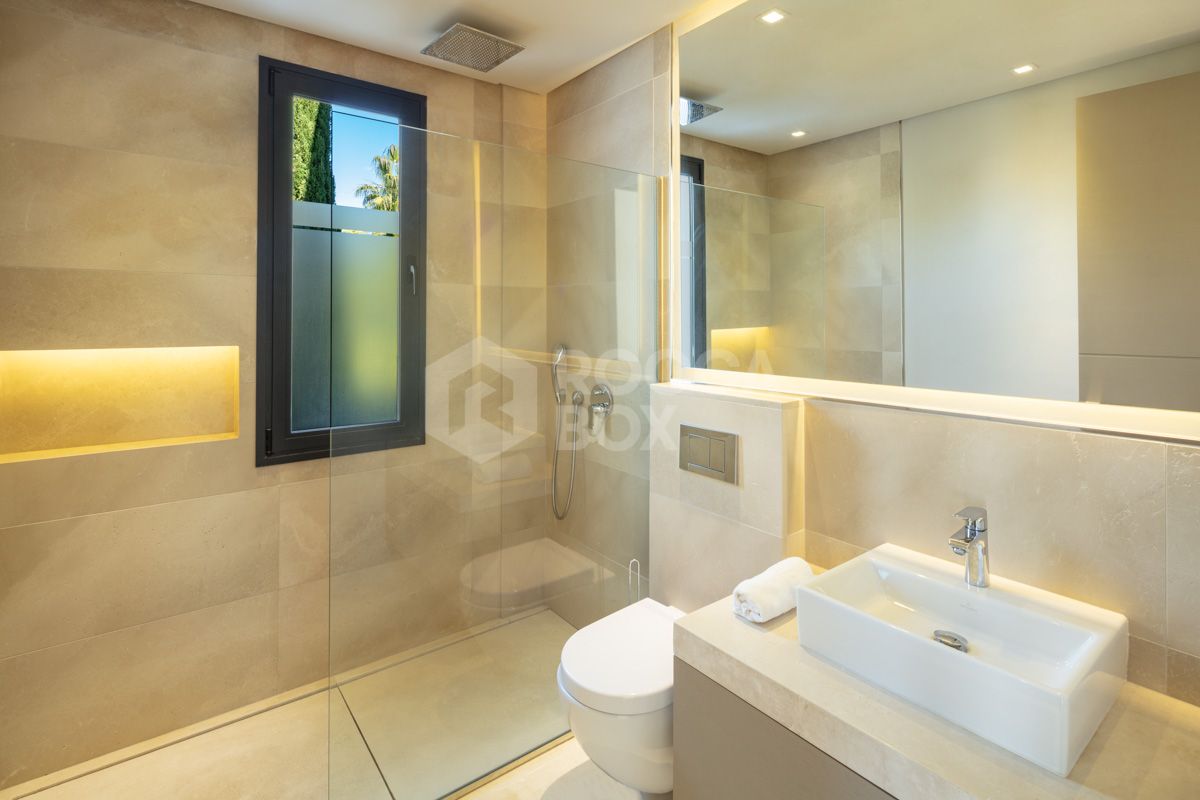 Exquisite Modern Villa in Altos de Puente Romano