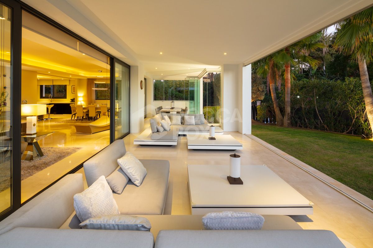 Exquisite Modern Villa in Altos de Puente Romano