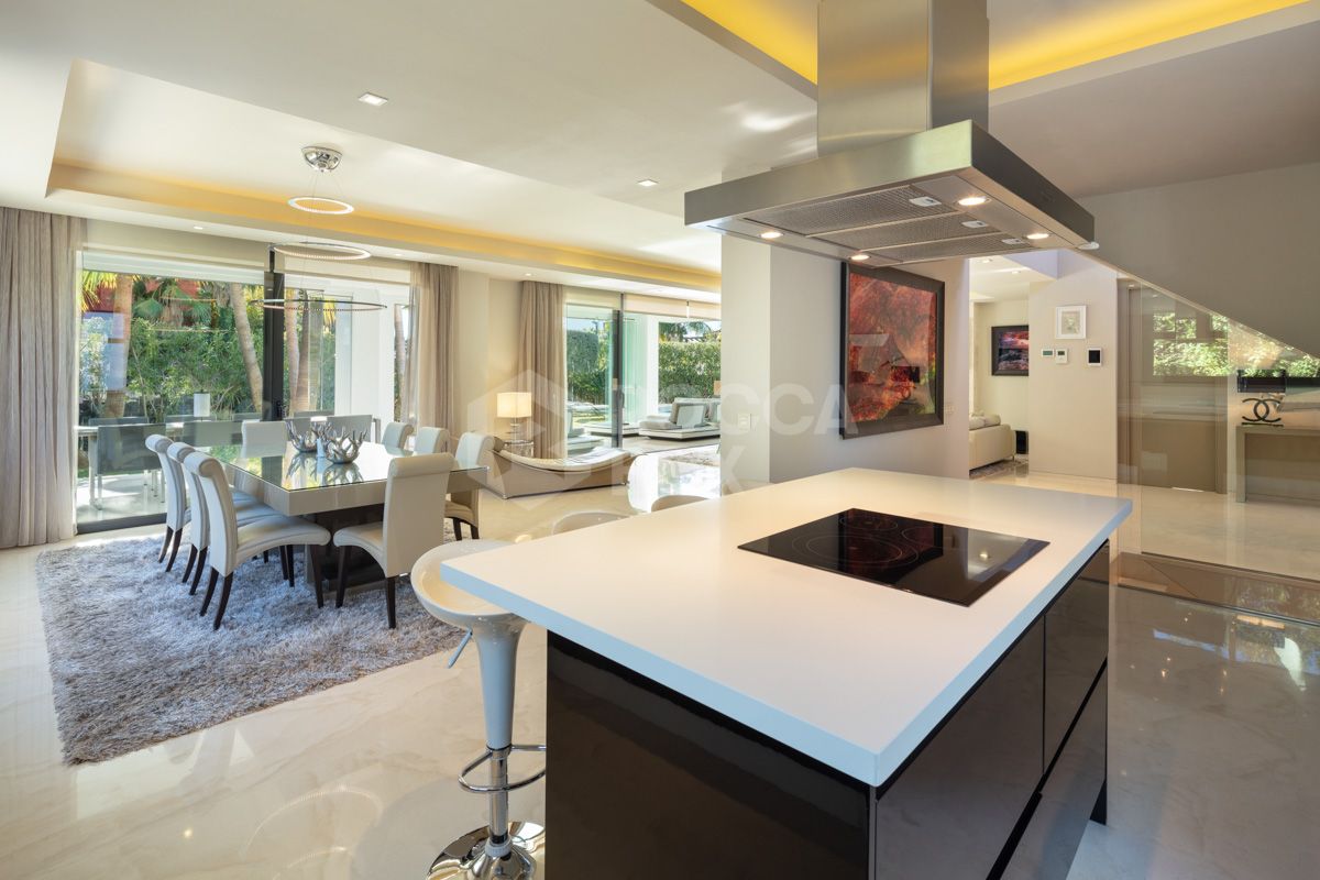 Exquisite Modern Villa in Altos de Puente Romano