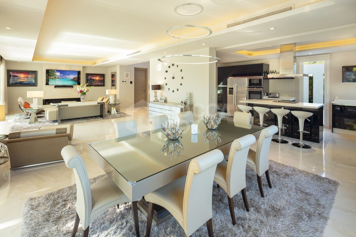 Exquisite Modern Villa in Altos de Puente Romano