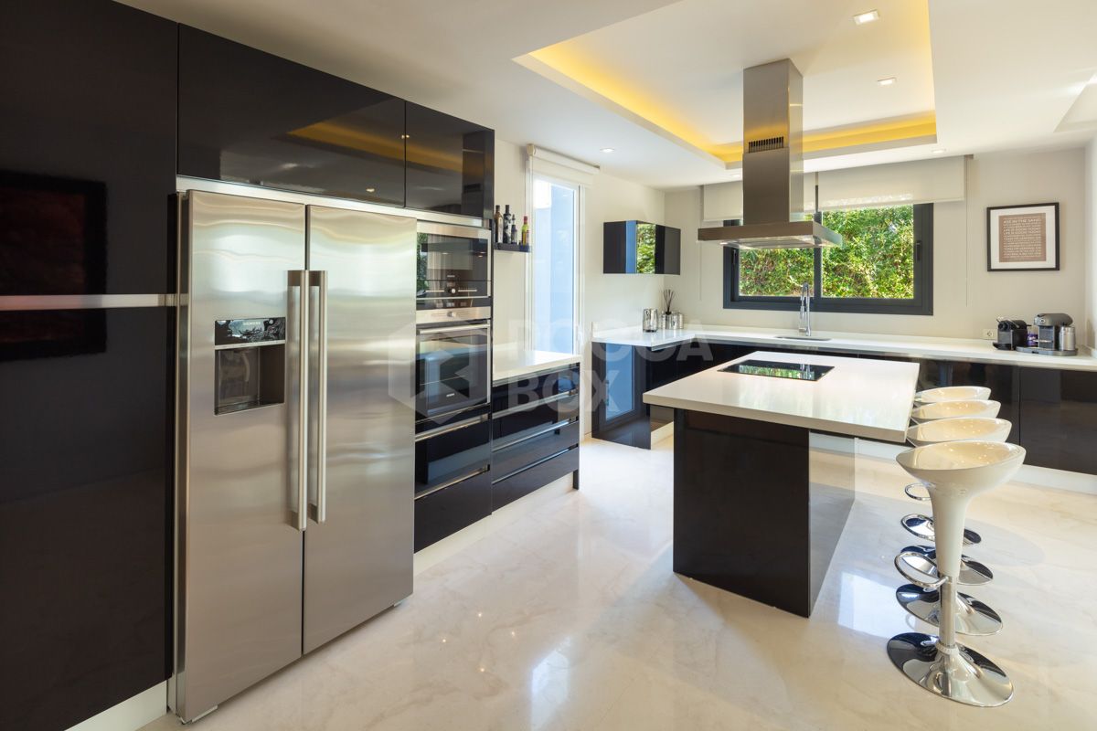 Exquisite Modern Villa in Altos de Puente Romano