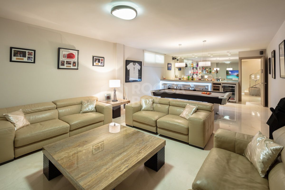 Exquisite Modern Villa in Altos de Puente Romano