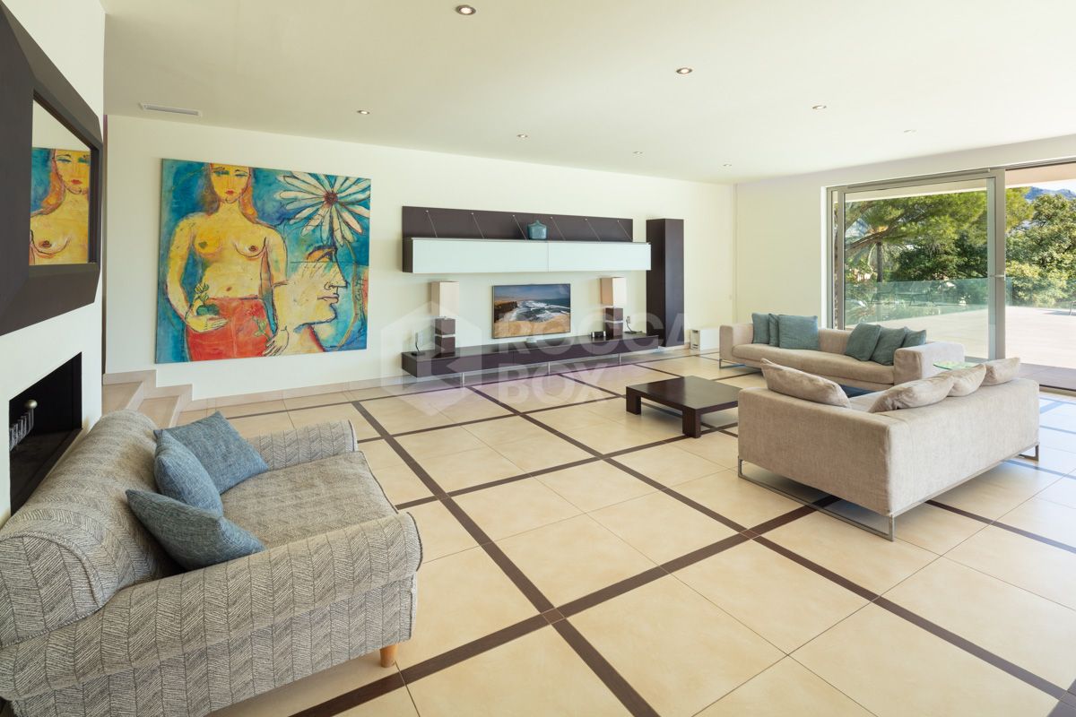 Immaculate Single-Level Villa with Scenic Golf and Mountain Views