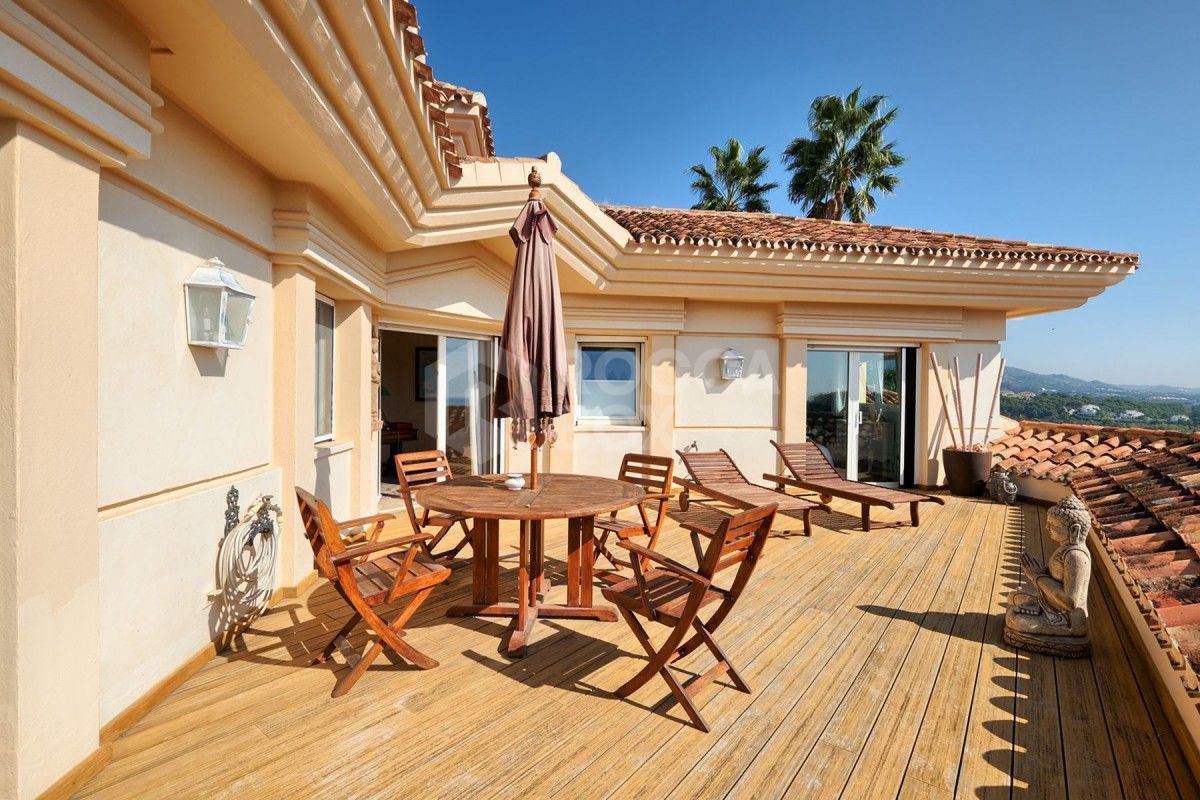 Spacious 7 bed villa for sale in La Cerquilla in Nueva Andalucia