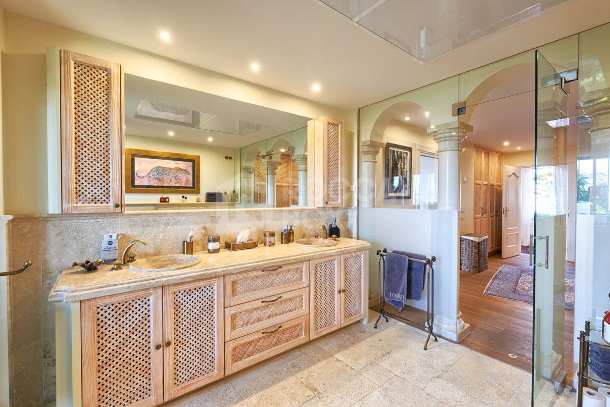 Spacious 7 bed villa for sale in La Cerquilla in Nueva Andalucia