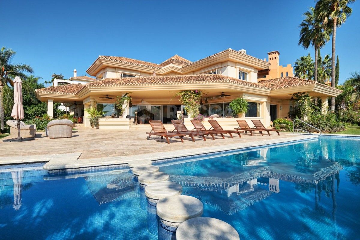 Spacious 7 bed villa for sale in La Cerquilla in Nueva Andalucia