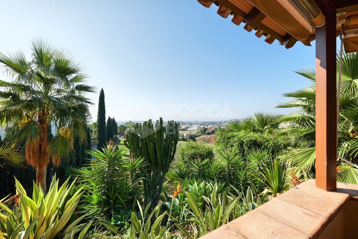 Spacious 7 bed villa for sale in La Cerquilla in Nueva Andalucia