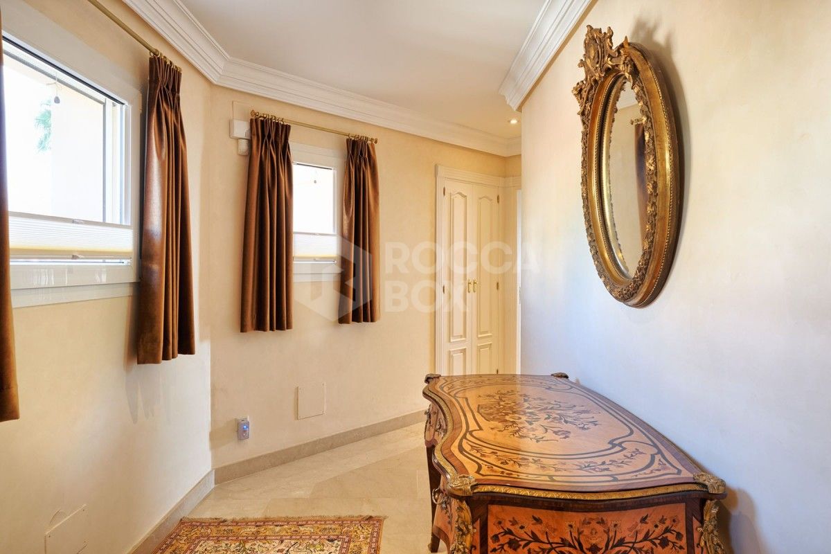 Spacious 7 bed villa for sale in La Cerquilla in Nueva Andalucia