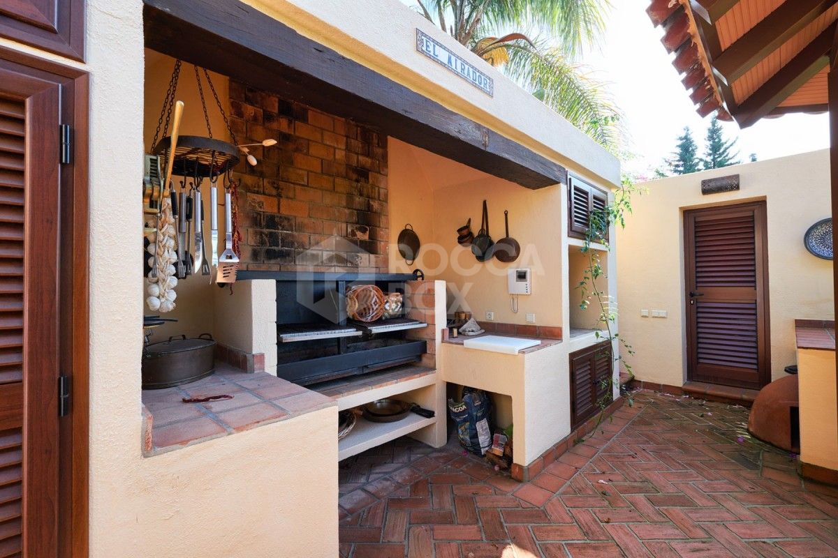 Spacious 7 bed villa for sale in La Cerquilla in Nueva Andalucia