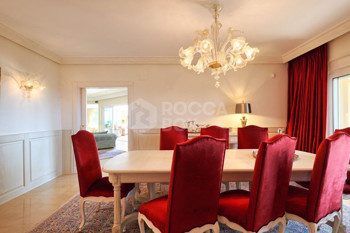 Spacious 7 bed villa for sale in La Cerquilla in Nueva Andalucia