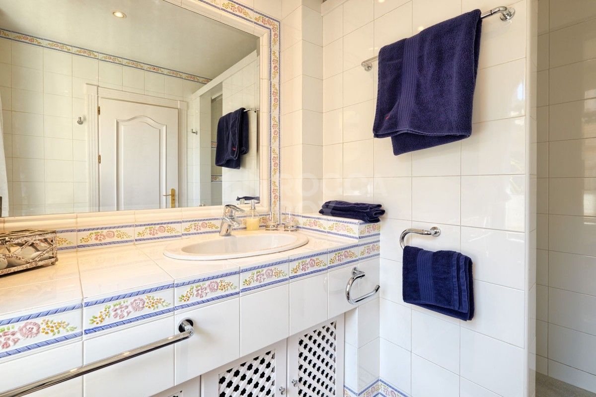 Spacious 7 bed villa for sale in La Cerquilla in Nueva Andalucia