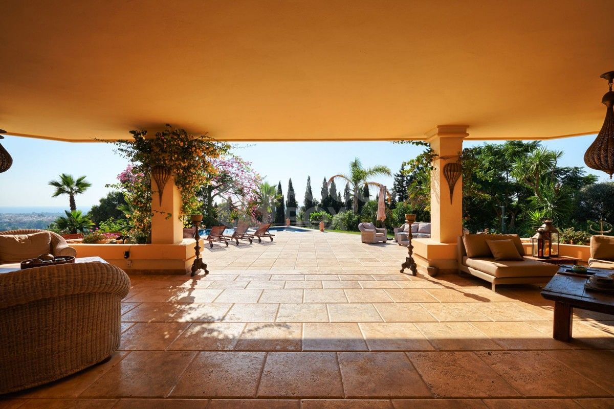 Spacious 7 bed villa for sale in La Cerquilla in Nueva Andalucia