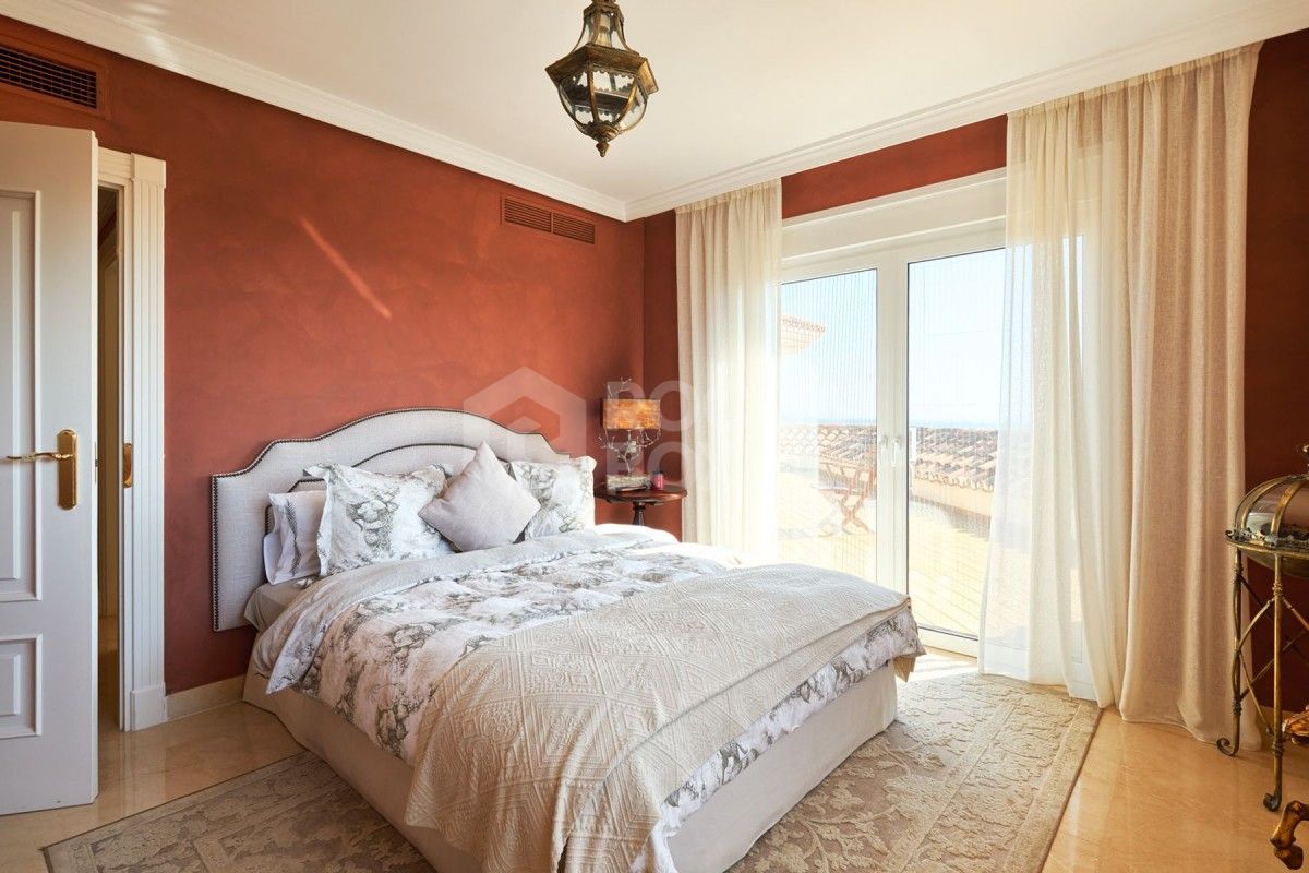 Spacious 7 bed villa for sale in La Cerquilla in Nueva Andalucia