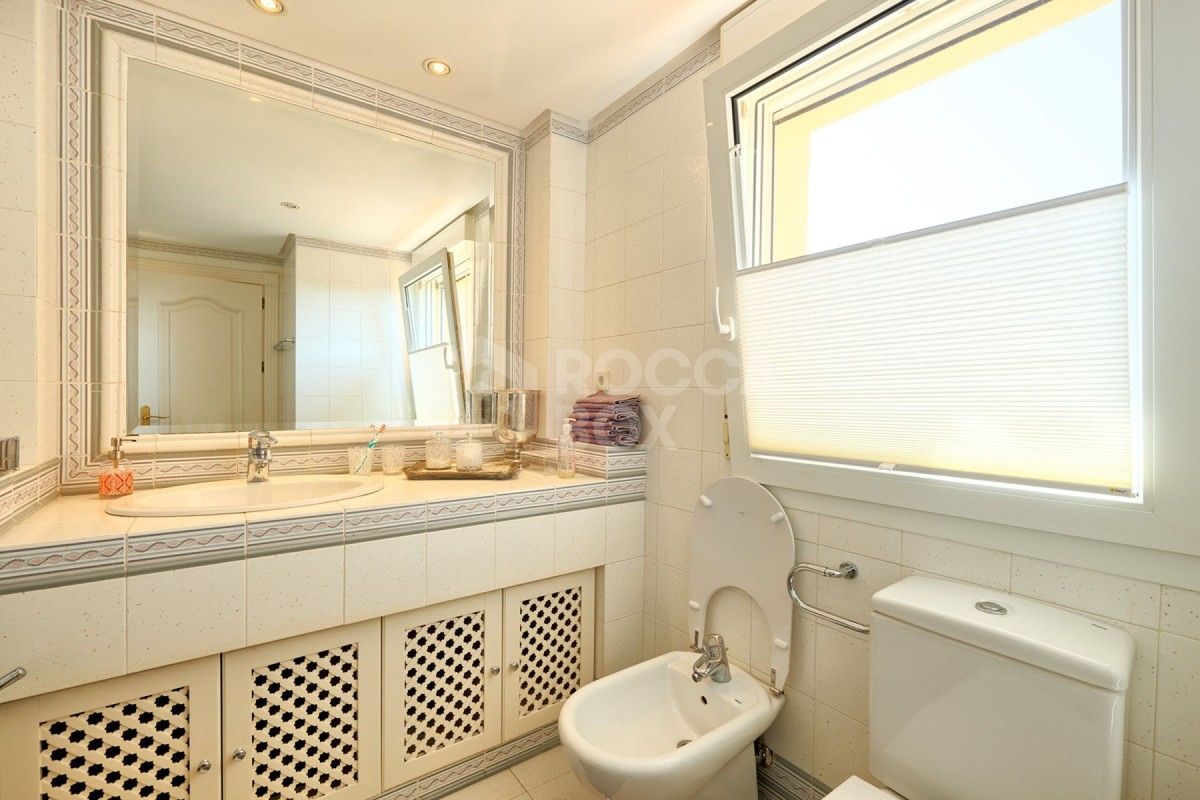 Spacious 7 bed villa for sale in La Cerquilla in Nueva Andalucia