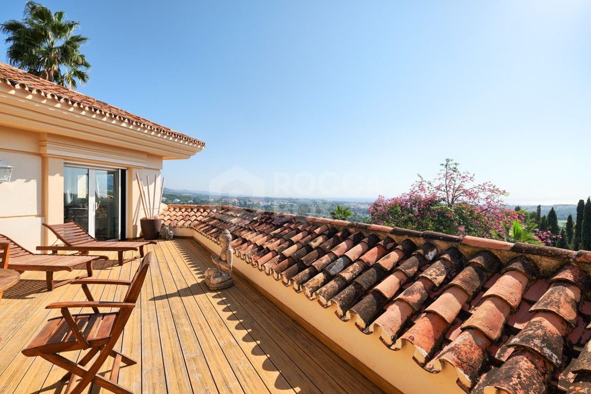 Spacious 7 bed villa for sale in La Cerquilla in Nueva Andalucia