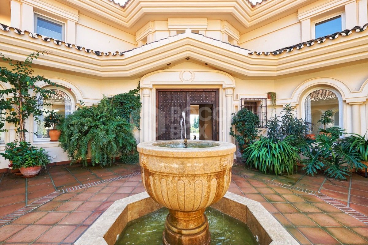 Spacious 7 bed villa for sale in La Cerquilla in Nueva Andalucia