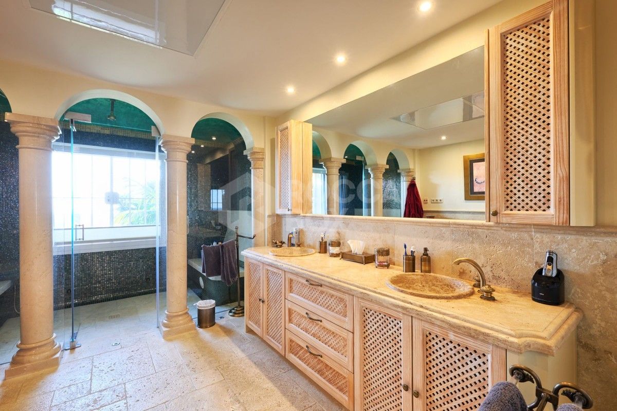 Spacious 7 bed villa for sale in La Cerquilla in Nueva Andalucia
