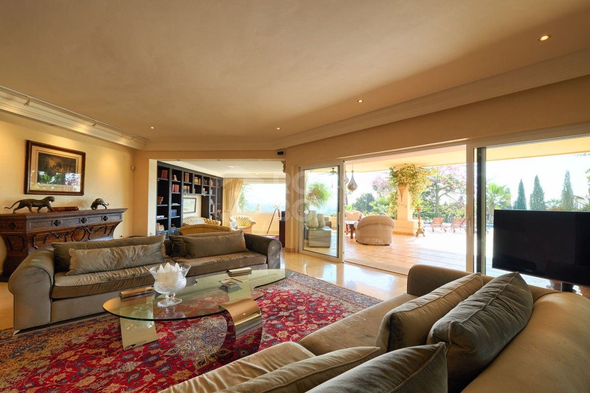Spacious 7 bed villa for sale in La Cerquilla in Nueva Andalucia