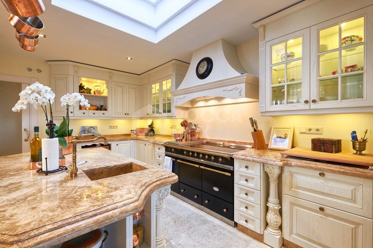 Spacious 7 bed villa for sale in La Cerquilla in Nueva Andalucia
