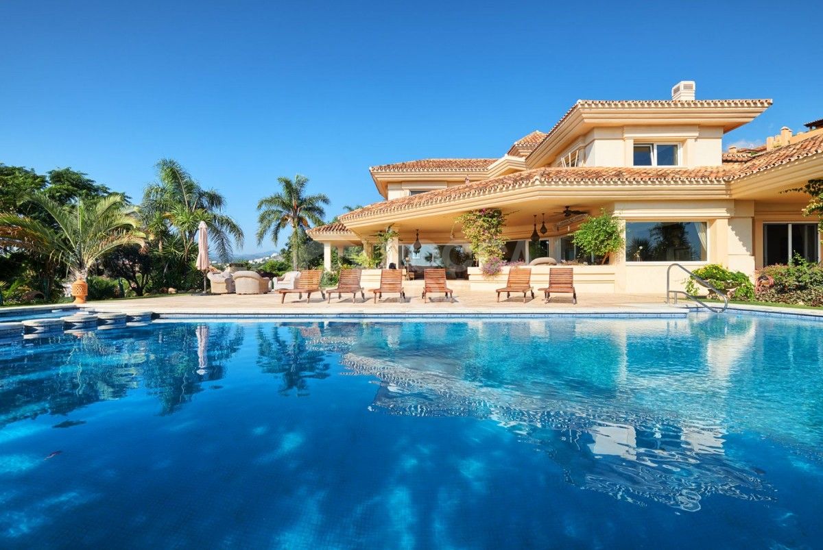 Spacious 7 bed villa for sale in La Cerquilla in Nueva Andalucia