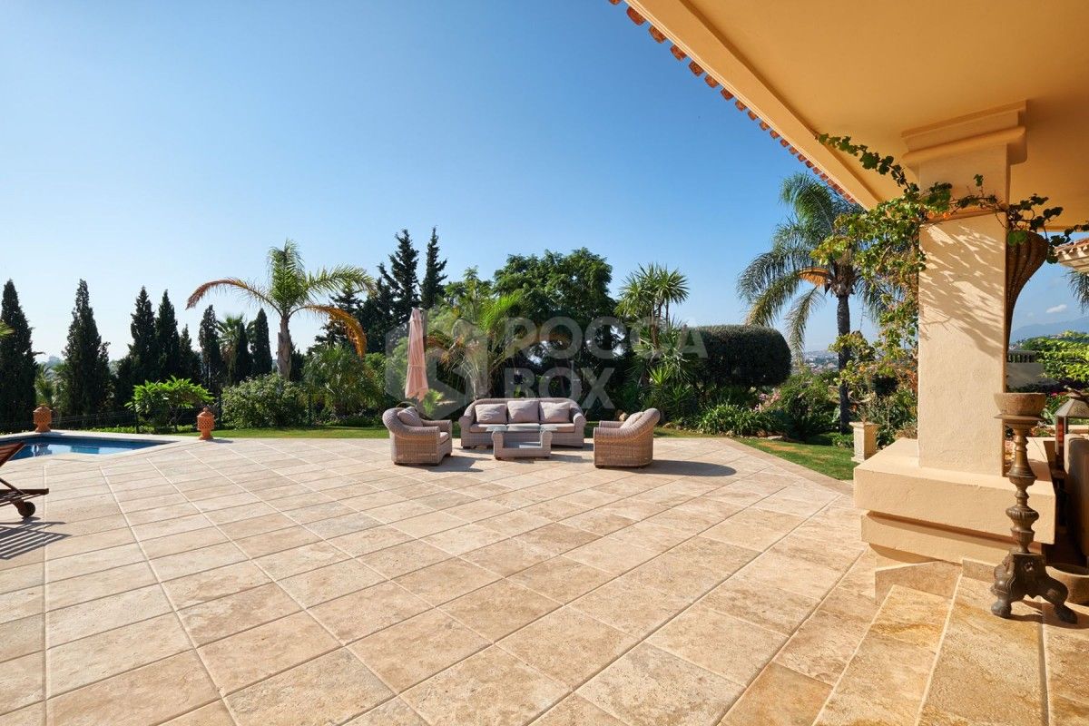 Spacious 7 bed villa for sale in La Cerquilla in Nueva Andalucia