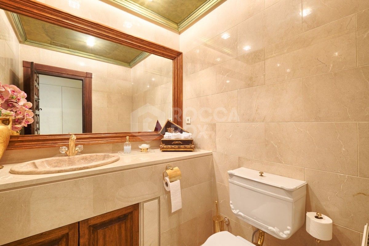 Spacious 7 bed villa for sale in La Cerquilla in Nueva Andalucia