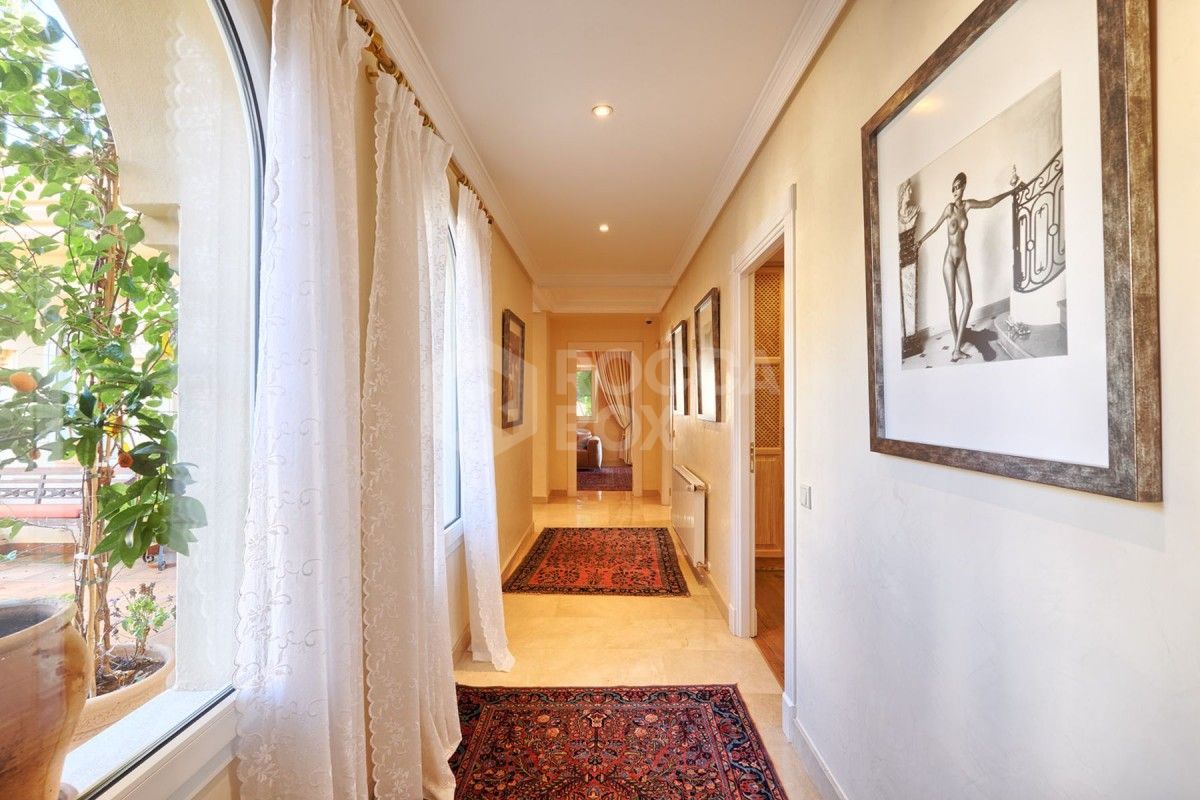 Spacious 7 bed villa for sale in La Cerquilla in Nueva Andalucia