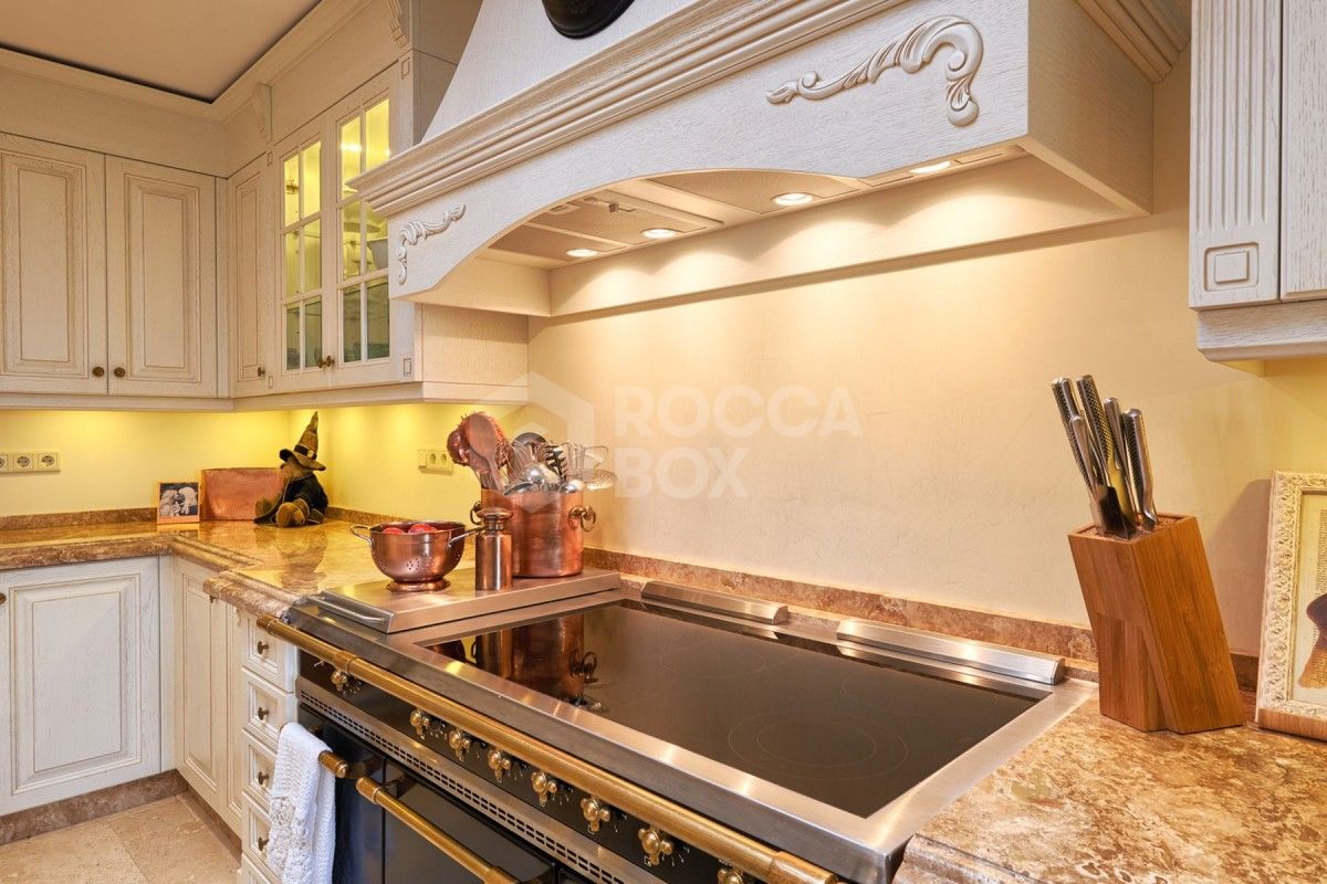 Spacious 7 bed villa for sale in La Cerquilla in Nueva Andalucia