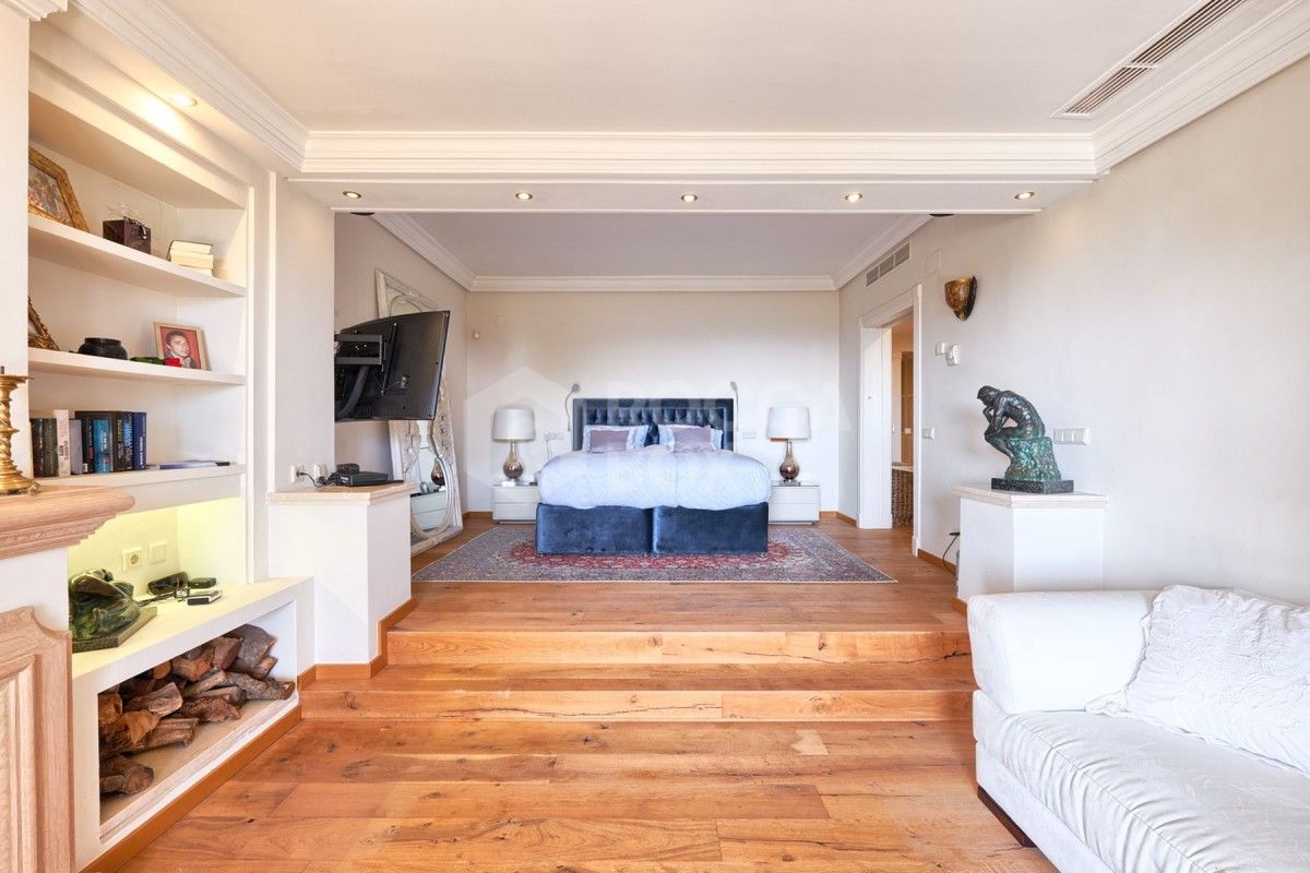 Spacious 7 bed villa for sale in La Cerquilla in Nueva Andalucia