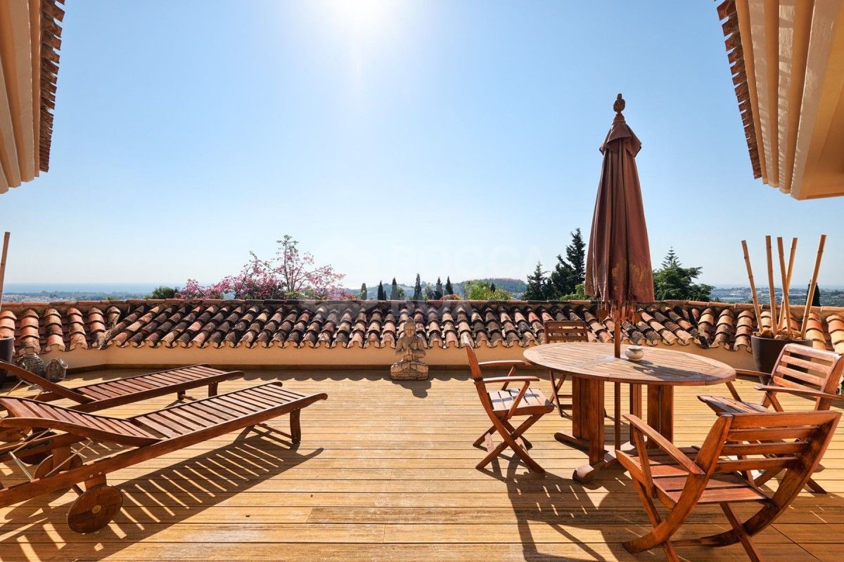 Spacious 7 bed villa for sale in La Cerquilla in Nueva Andalucia