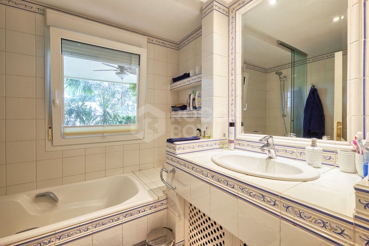 Spacious 7 bed villa for sale in La Cerquilla in Nueva Andalucia