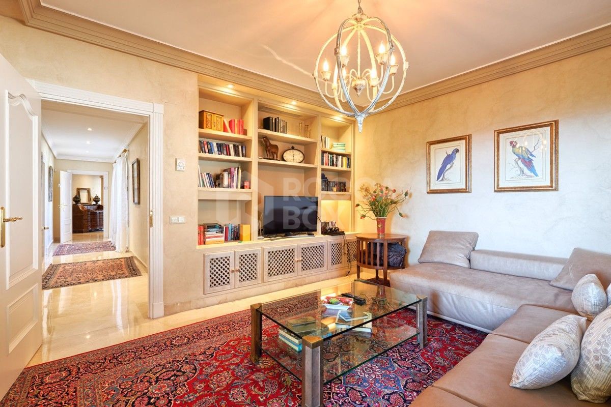 Spacious 7 bed villa for sale in La Cerquilla in Nueva Andalucia