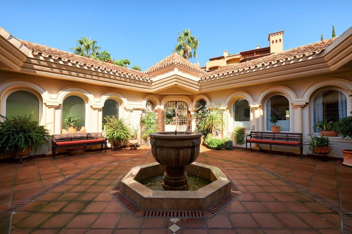 Spacious 7 bed villa for sale in La Cerquilla in Nueva Andalucia