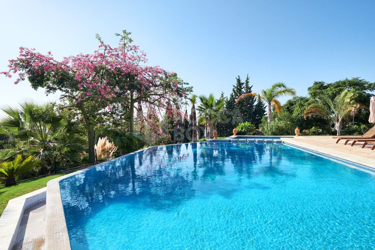 Spacious 7 bed villa for sale in La Cerquilla in Nueva Andalucia
