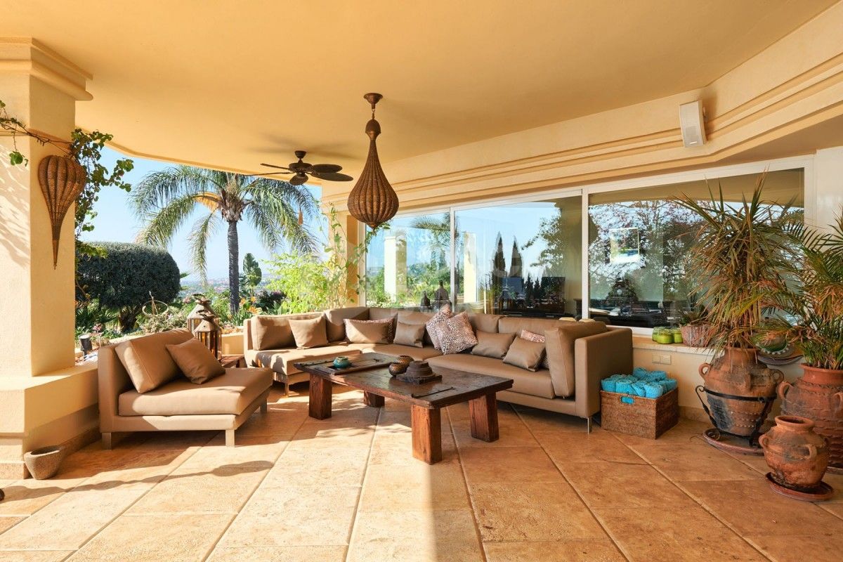 Spacious 7 bed villa for sale in La Cerquilla in Nueva Andalucia
