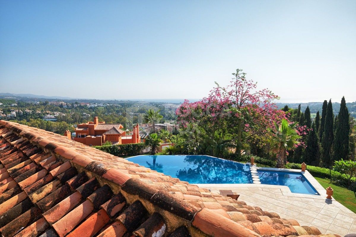 Spacious 7 bed villa for sale in La Cerquilla in Nueva Andalucia